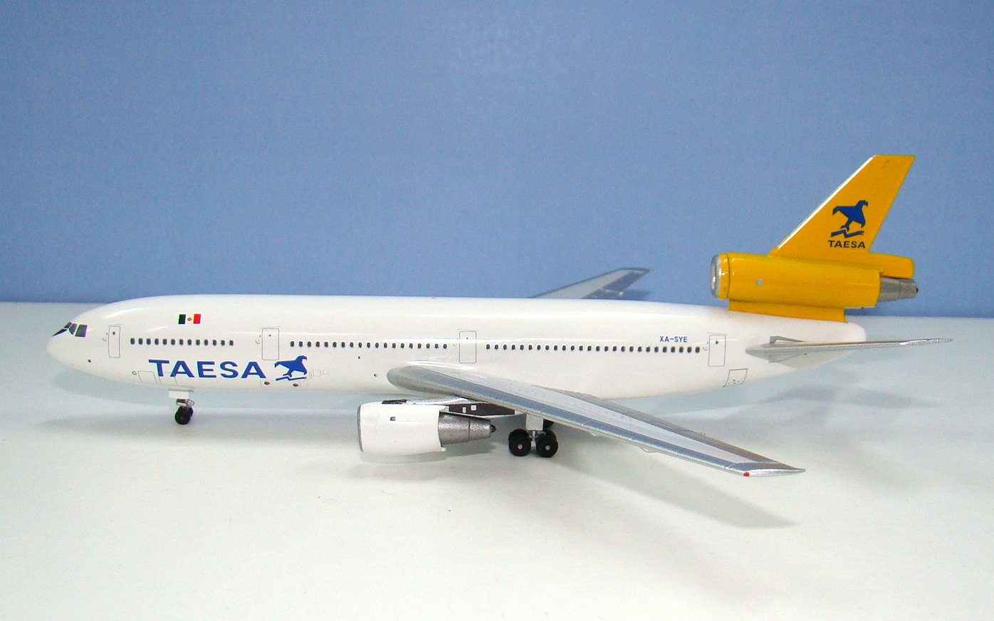 TAESA McDonnell Douglas DC-10-30 XA-SYE Aeroclassics 1:400 Scale Model Airliner