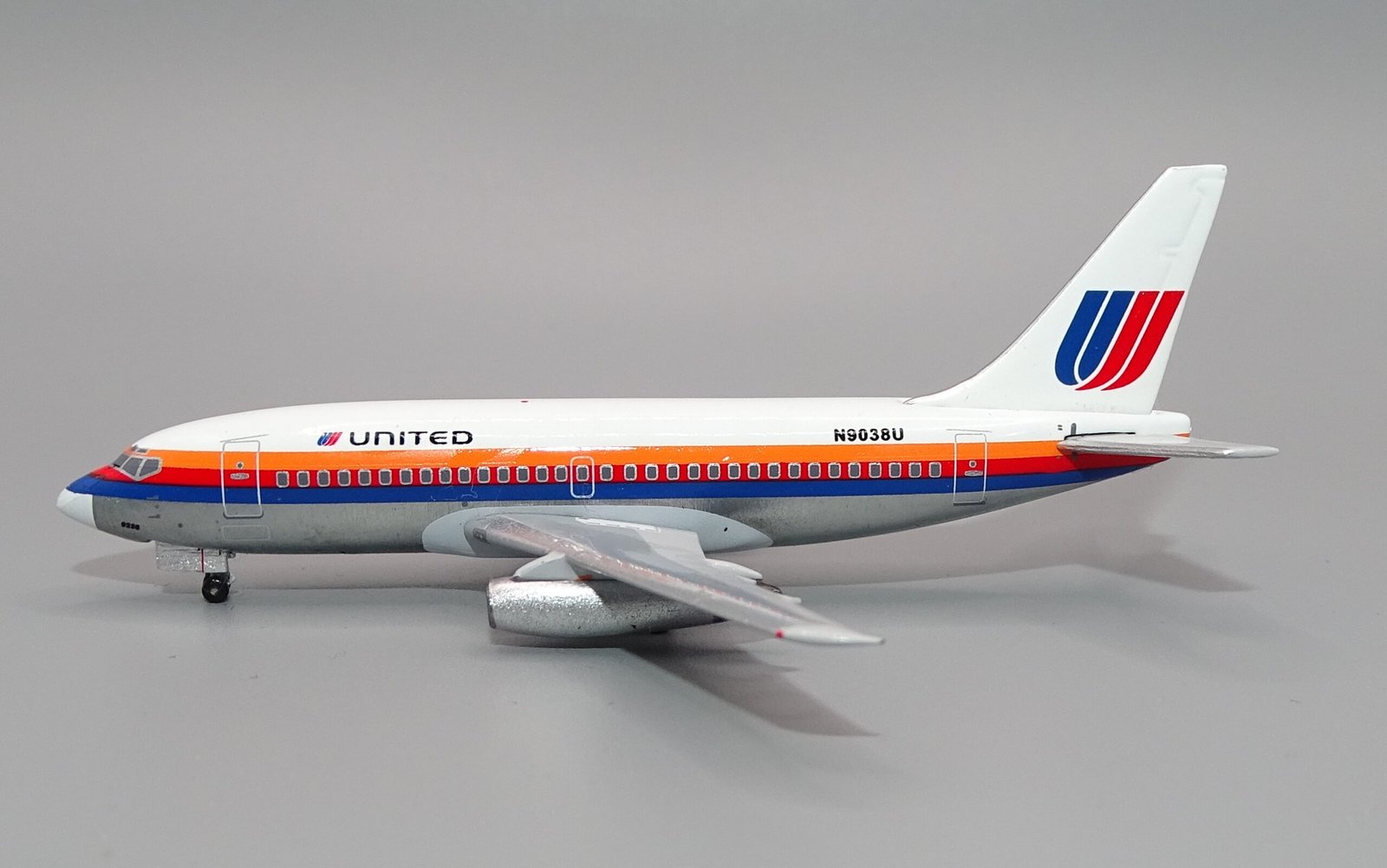 UA_B732_N9038U_03