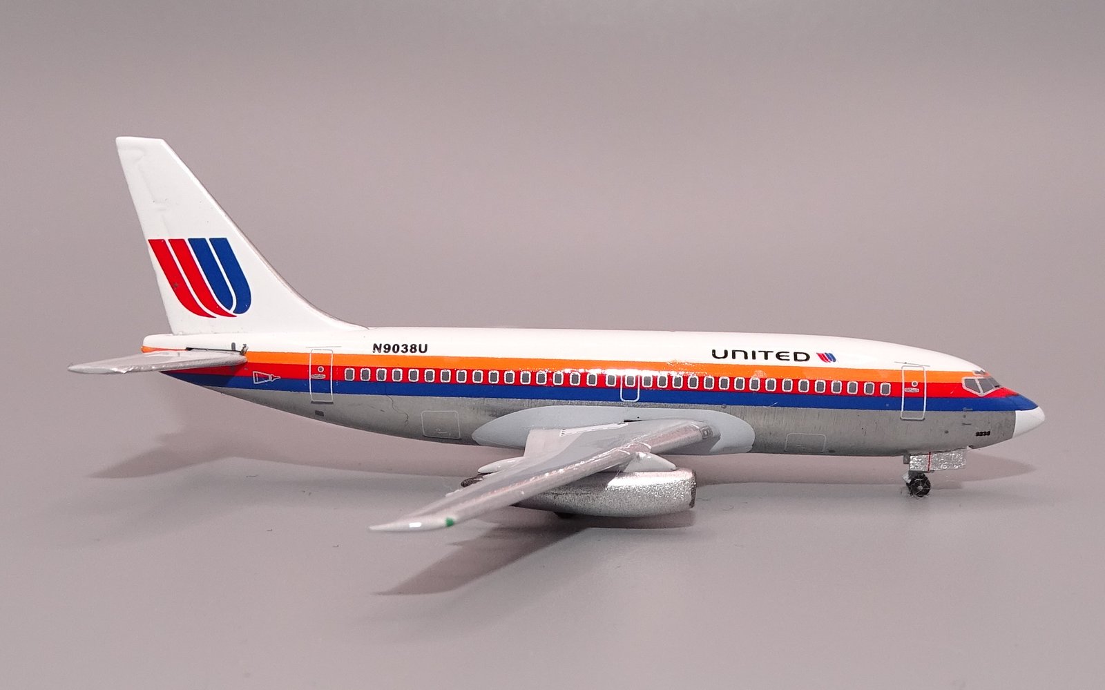 UA_B732_N9038U_07