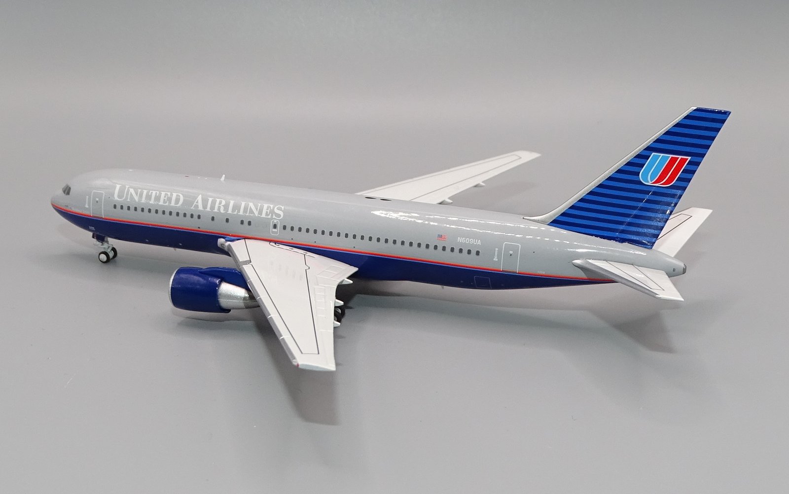 UA_B762_N609UA_04