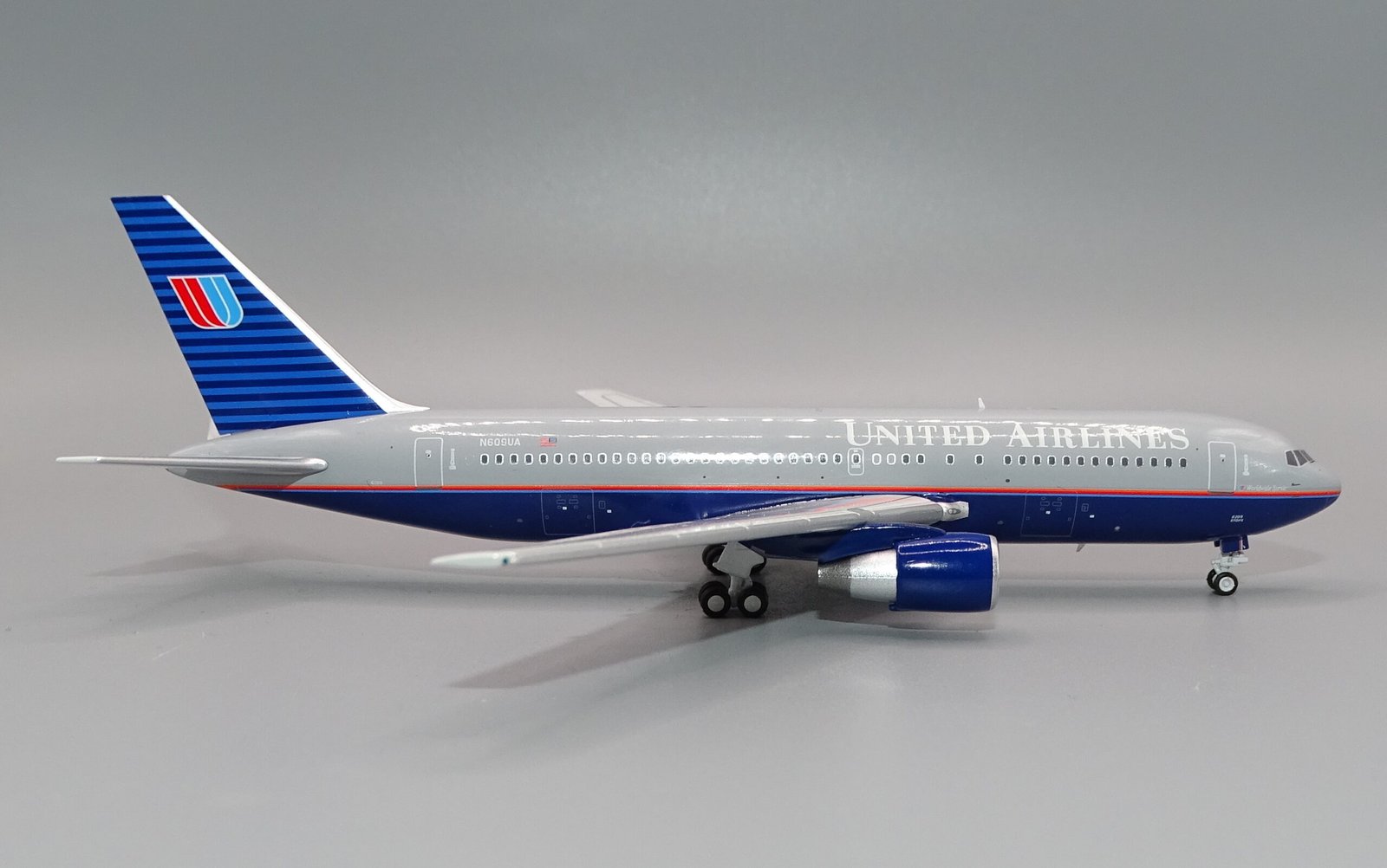 UA_B762_N609UA_07