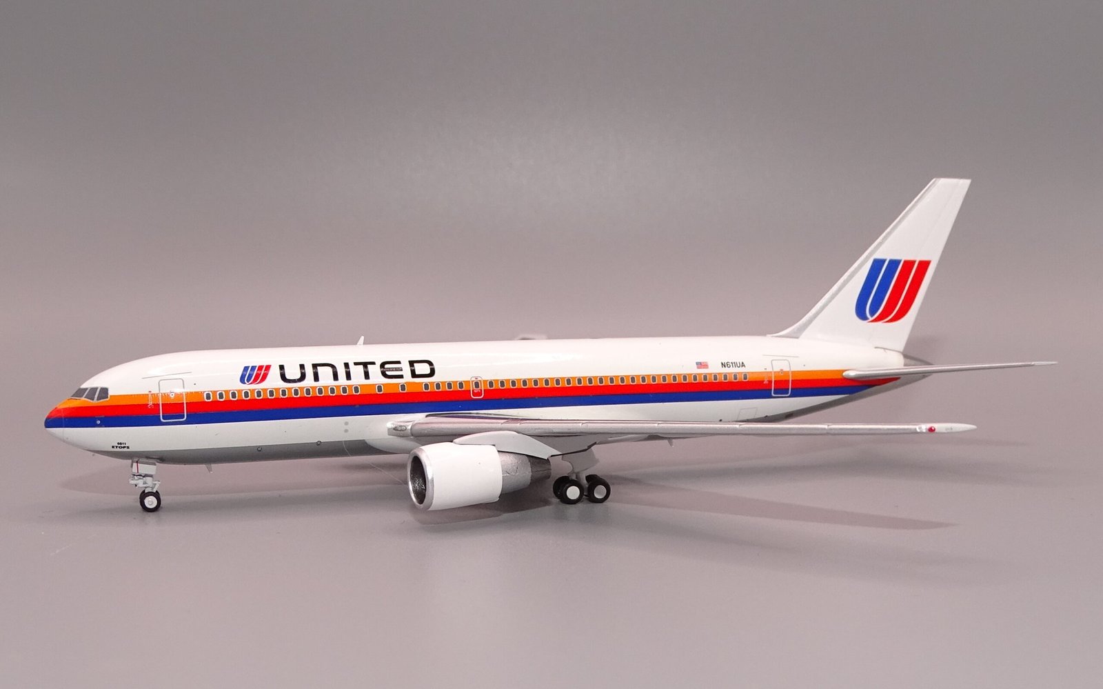 UA_B762_N611UA_02