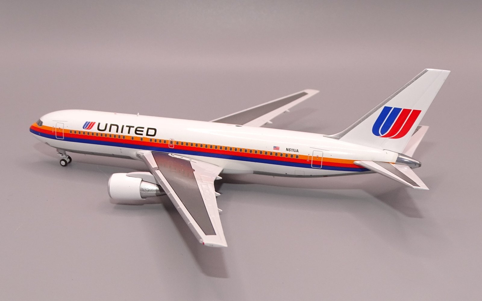 UA_B762_N611UA_07