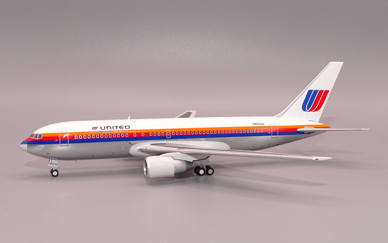 UA_B767-222_N601UA_02