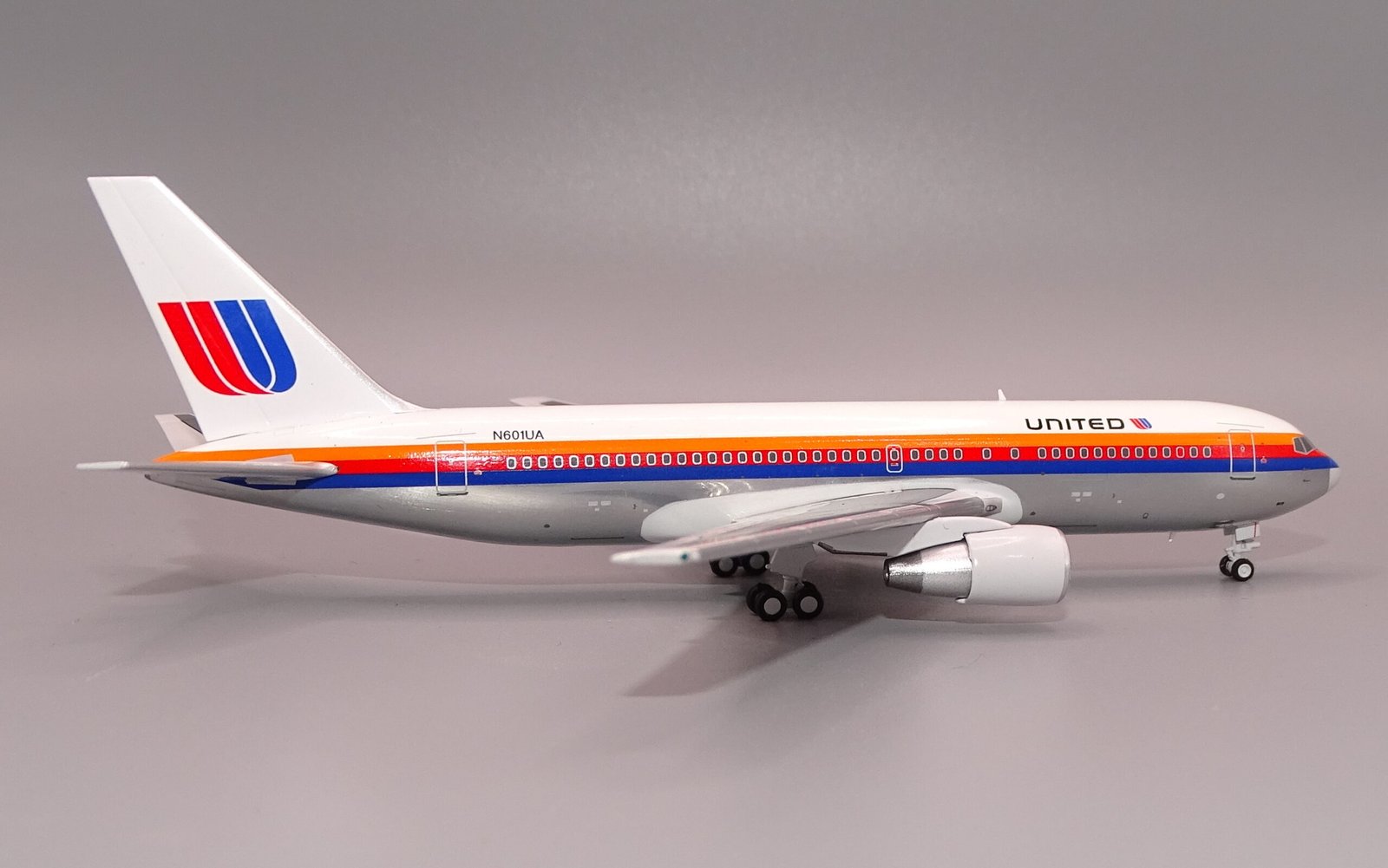 UA_B767-222_N601UA_08