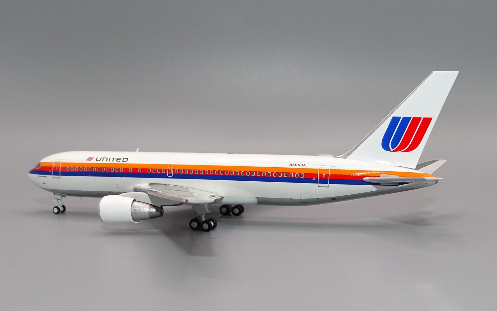 UA_B767-222_N606UA_06