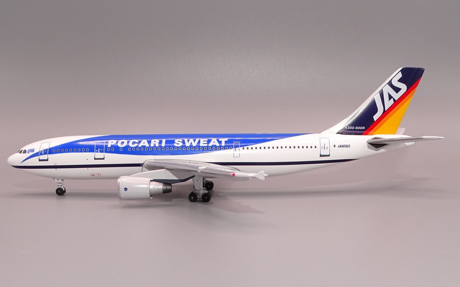 JAS_A300_JA8562_03